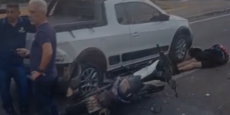 Motociclista fica ferido após colisão com carro na Avenida Brasil, em Manaus