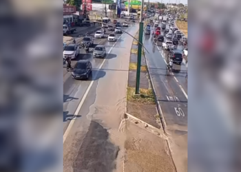 Rompimento de adutora espalha água pela Torquato Tapajós e exige atenção de motoristas em Manaus