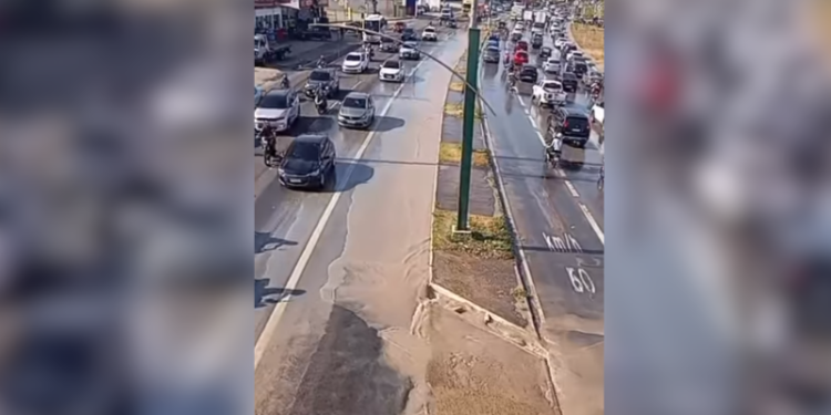 Rompimento de adutora espalha água pela Torquato Tapajós e exige atenção de motoristas em Manaus