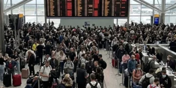 Caos aéreo no Reino Unido cancela voos e atinge milhares de passageiros