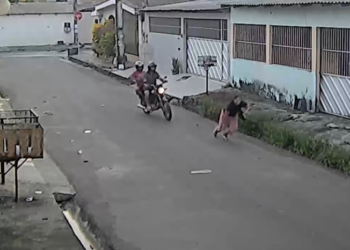 Câmera registra fuga de mulher durante assalto que termina em queda na zona Norte de Manaus