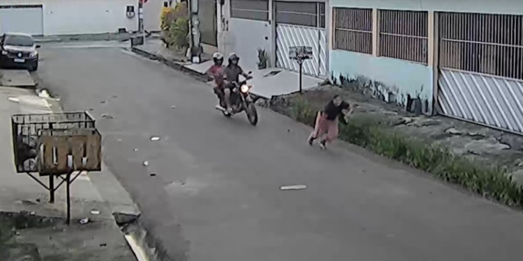 Câmera registra fuga de mulher durante assalto que termina em queda na zona Norte de Manaus