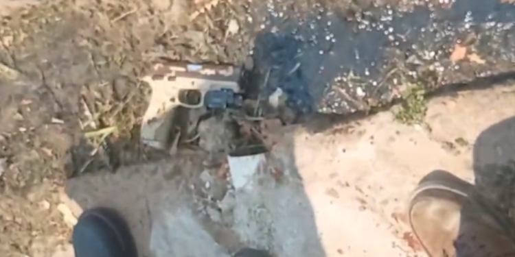 Homem é baleado na Compensa e arma é encontrada no local do crime