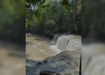 Cachoeira é fechada após água cristalina ficar barrenta em Presidente Figueiredo