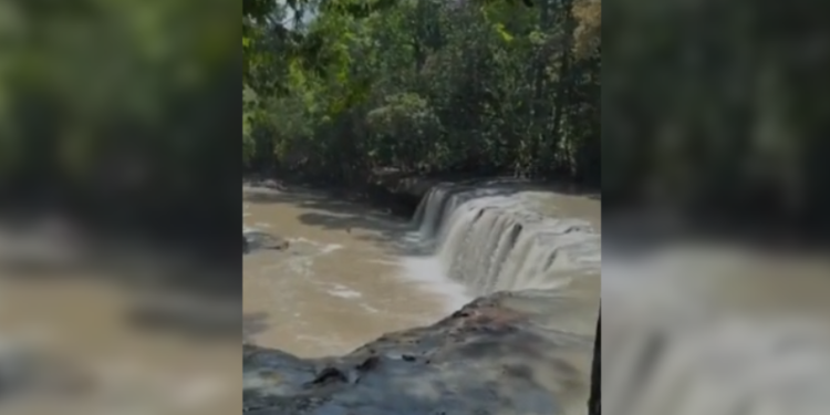 Cachoeira é fechada após água cristalina ficar barrenta em Presidente Figueiredo