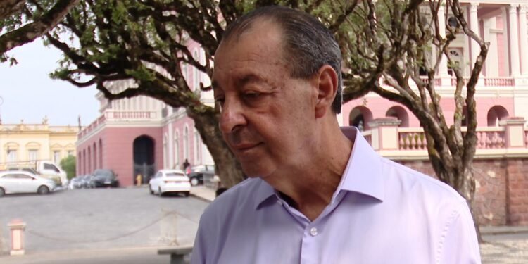 Eleições 2026: Omar Aziz participa de entrevista em Manaus e promete reduzir fila do SisReg