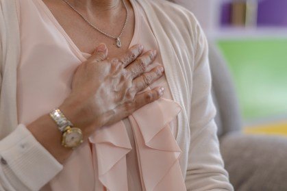 Nem todo infarto começa com dor forte no peito: sinais podem variar entre homens e mulheres