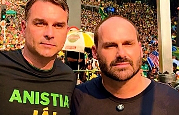 PT pede ao TSE investigação sobre Flávio e Eduardo por interferência estrangeira nas eleições