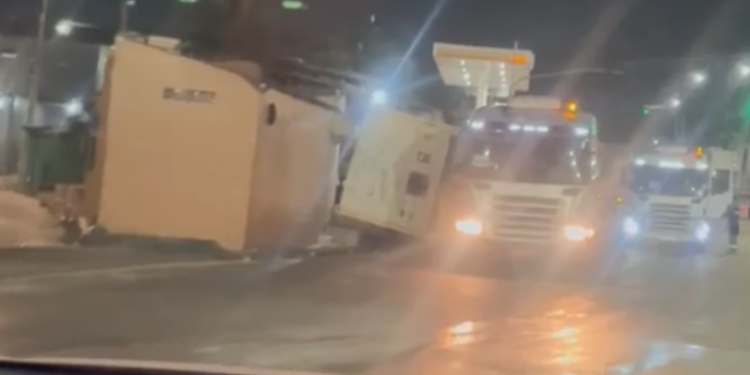 Carreta com contêiner tomba e destrói parte de comércios na Zona Sul de Manaus; vídeo