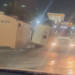 Carreta com contêiner tomba e destrói parte de comércios na Zona Sul de Manaus; vídeo