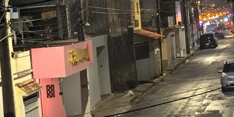 Chuva cai novamente em Manaus nesta sexta após calor extremo e dias de fumaça
