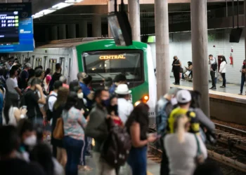 Estudante é esfaqueada por homem dentro de vagão para mulheres do Metrô-DF