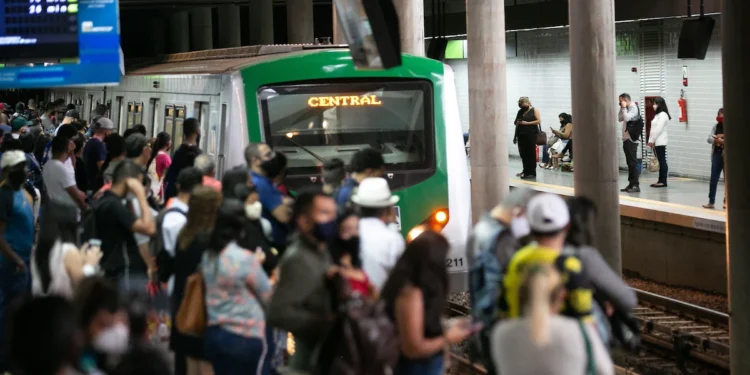 Estudante é esfaqueada por homem dentro de vagão para mulheres do Metrô-DF