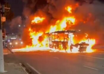 Ônibus articulado é destruído por incêndio na Avenida Constantino Nery, em Manaus