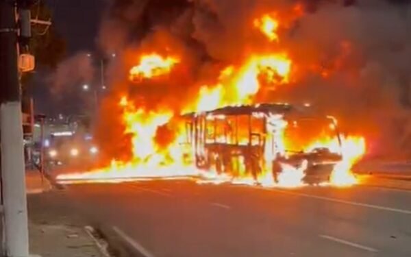 Ônibus articulado é destruído por incêndio na Avenida Constantino Nery, em Manaus