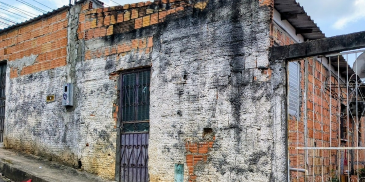 Homem é encontrado morto dentro de residência e faca é localizada ao lado do corpo em Manaus
