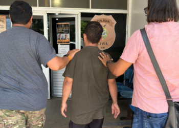 Presos ateiam fogo em delegacia no AM após polícia descobrir buraco em cela