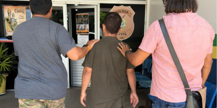 Presos ateiam fogo em delegacia no AM após polícia descobrir buraco em cela