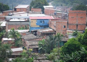 Brasil reduz pobreza, mas desigualdade avança em 2026