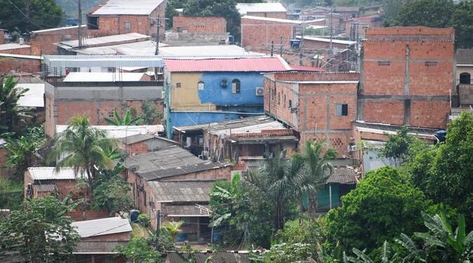 Brasil reduz pobreza, mas desigualdade avança em 2026