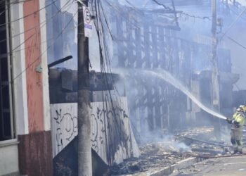 Parte da cobertura do antigo Basa desaba durante incêndio no Centro de Manaus