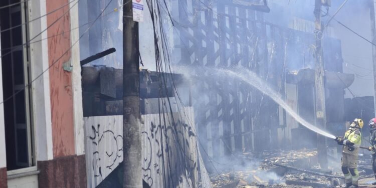Parte da cobertura do antigo Basa desaba durante incêndio no Centro de Manaus