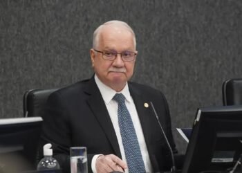 Fachin aguarda explicações de ministros para decidir sobre crise