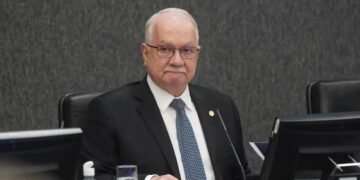 Fachin aguarda explicações de ministros para decidir sobre crise