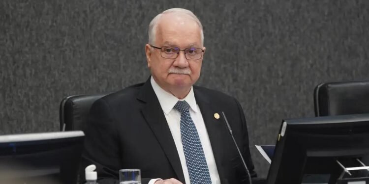 Fachin aguarda explicações de ministros para decidir sobre crise