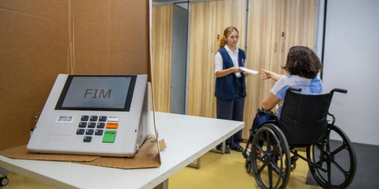 Pessoas com deficiência podem solicitar transporte para as Eleições 2026 até segunda-feira (14)
