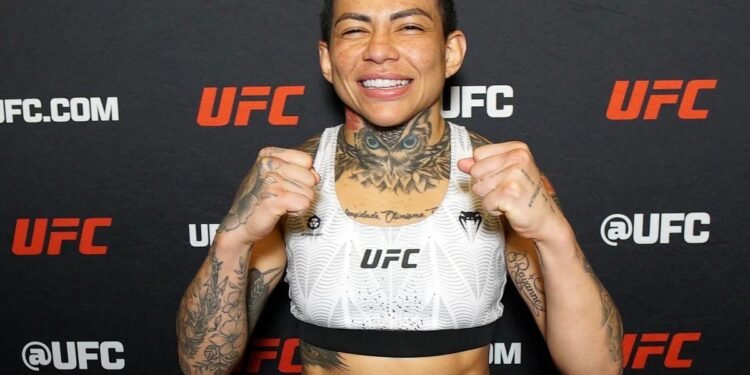 Ketlen Esquentadinha enfrenta nº 11 do UFC em busca de vaga no ranking