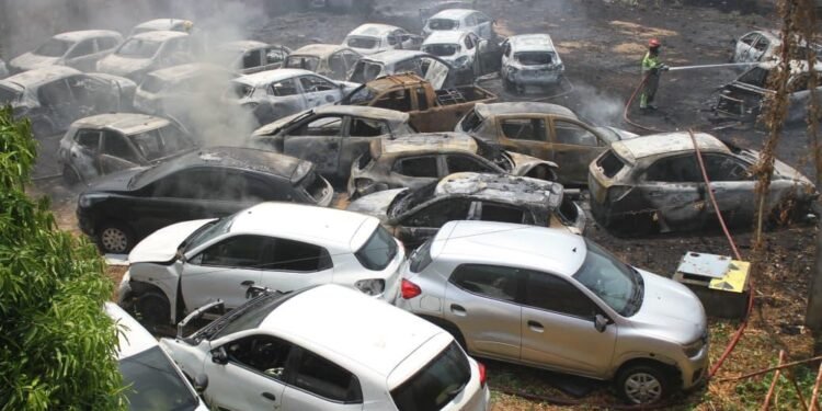 Incêndio destrói carros em depósito no Novo Aleixo, em Manaus