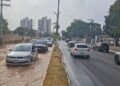 Rompimento de adutora alaga Avenida Coronel Teixeira e deixa trânsito lento