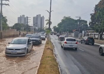 Rompimento de adutora alaga Avenida Coronel Teixeira e deixa trânsito lento