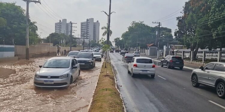 Rompimento de adutora alaga Avenida Coronel Teixeira e deixa trânsito lento