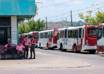 Rodoviários paralisam ônibus em Manaus por atraso de vale