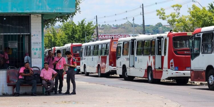 Rodoviários paralisam ônibus em Manaus por atraso de vale