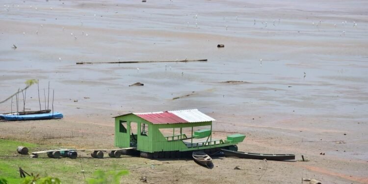 Rio Negro fica quase 4 metros abaixo do nível de 2025 em Manaus