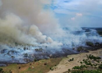 Fumaça intensa toma conta da AM-070 durante incêndio em Iranduba
