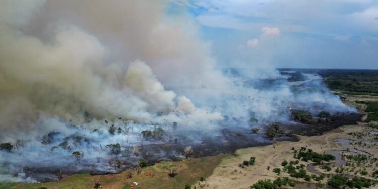 Fumaça intensa toma conta da AM-070 durante incêndio em Iranduba