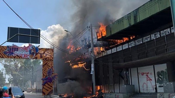Incêndio atinge antigo prédio do Banco da Amazônia próximo ao Colégio Militar, em Manaus
