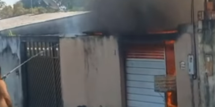 Incêndio mobiliza equipes de emergência e assusta moradores no Nova Cidade, em Manaus
