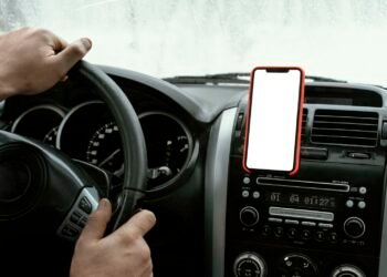 Justiça condena empresa que demitiu motorista por usar celular no viva-voz