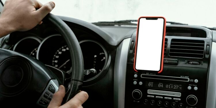 Justiça condena empresa que demitiu motorista por usar celular no viva-voz