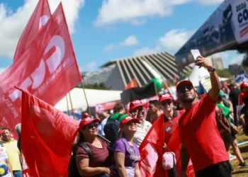 Em vitória para Lula, CCJ do Senado aprova PEC do fim da escala 6×1