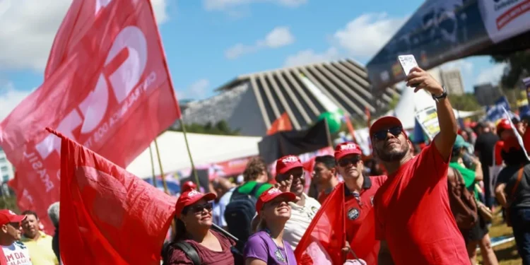 Em vitória para Lula, CCJ do Senado aprova PEC do fim da escala 6×1