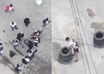 Drone flagra alunos com traficante de fuzil e ajudando a erguer barricadas