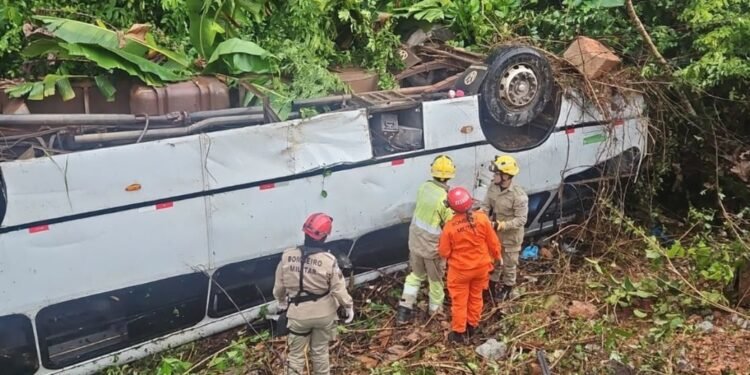 Quatro pessoas seguem sob avaliação médica após micro-ônibus cair em ribanceira na BR-174