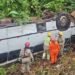 Quatro pessoas seguem sob avaliação médica após micro-ônibus cair em ribanceira na BR-174