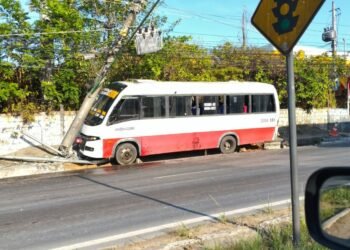Micro-ônibus colide contra poste e trava trânsito na Torquato Tapajós, em Manaus